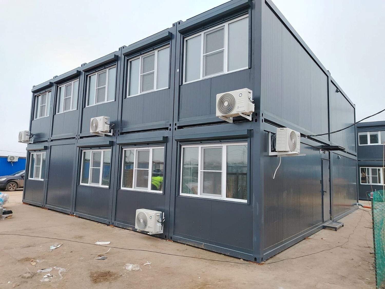 Комплекс из двух модульных офисов без общей кровли